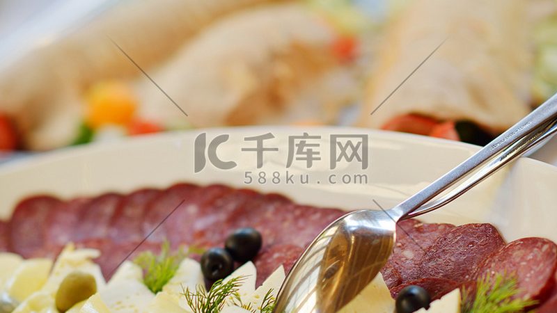 在选购火锅底料时，性价比是消费者关注的重点。以下三大指标可供参考：